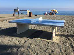 Mesa de ping pong en la playa
