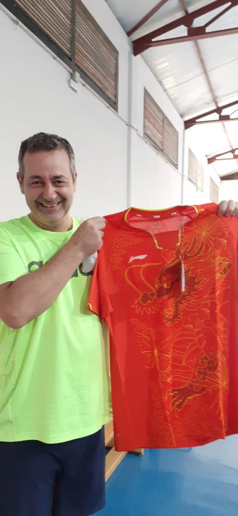 Foto Emilio Pardo con camiseta china del Dragón gracias a Rui Yao.